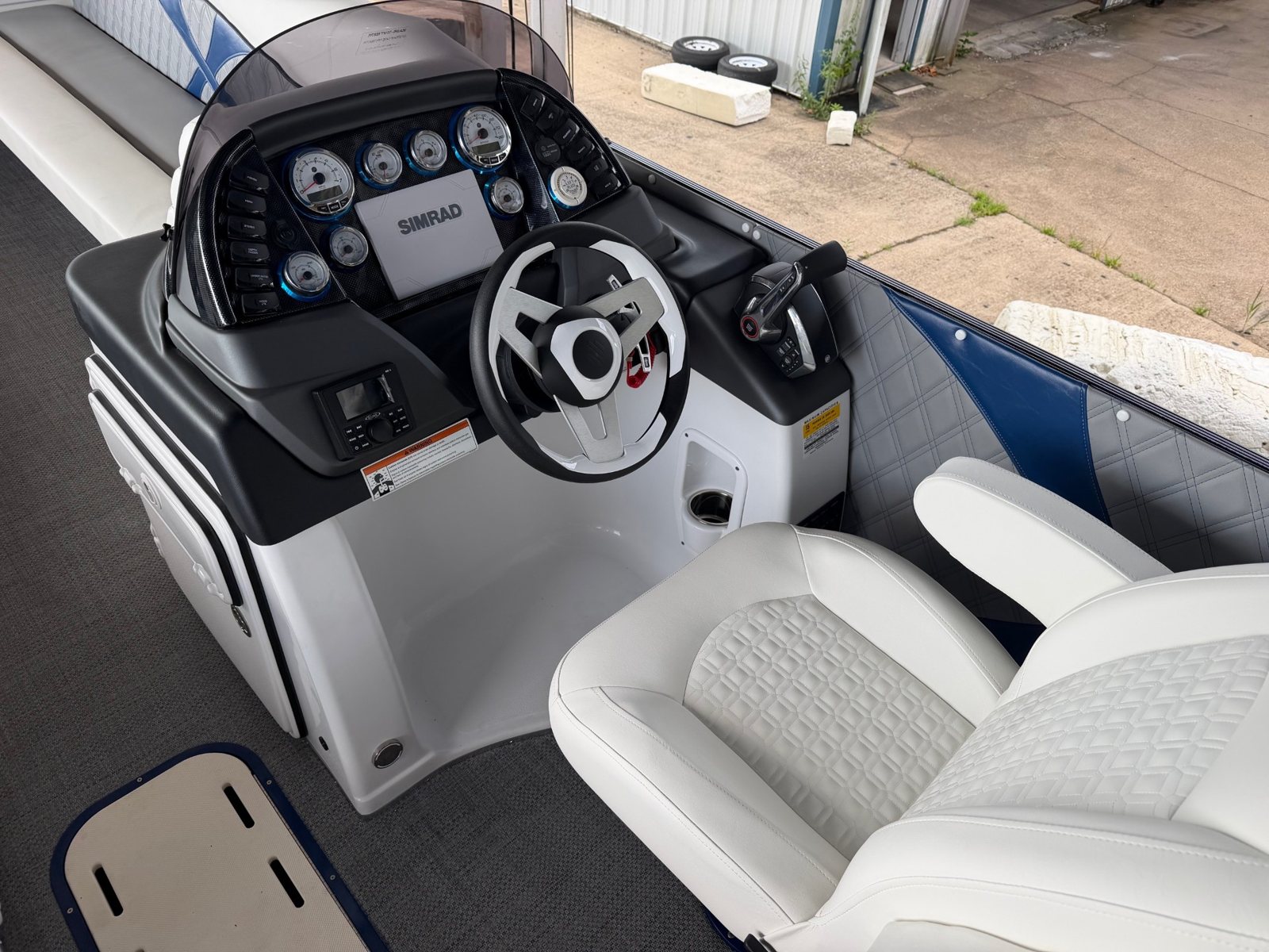 2027 PlayCraft 2700 Xscape – Blue & Silver – blue interior 01